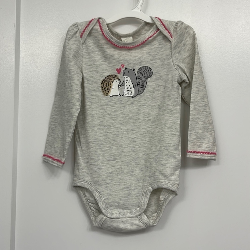 NWOT H&M Grey ONSIE for Valentine’s Day size 9-12 months.